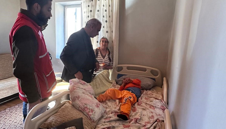 Engelli çocuğa tekerlekli sandalye sürprizi