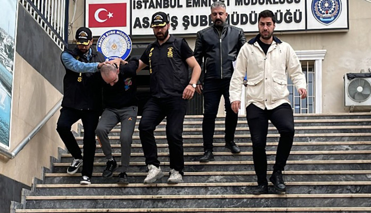 4 yıldır aranıyordu Pendik’te yakalandı: Evinde 400 bin kişinin kimlik bilgileri çıktı