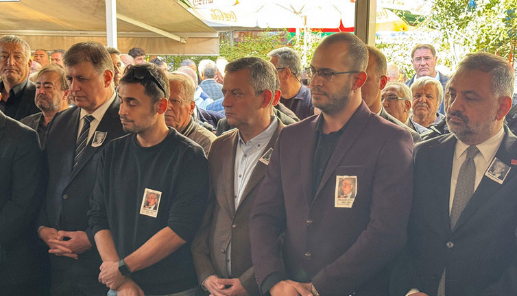 Eski CHP'li Selçuk Ayhan, toprağa verildi