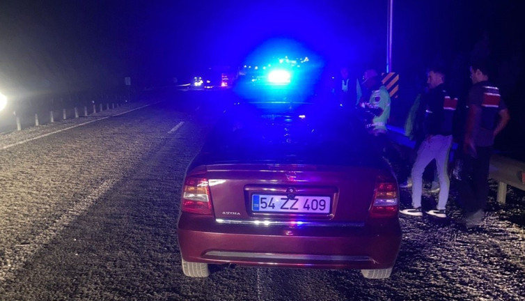 Lastiği patlayan araca yardım için inenlere araç çarptı: 3 ölü