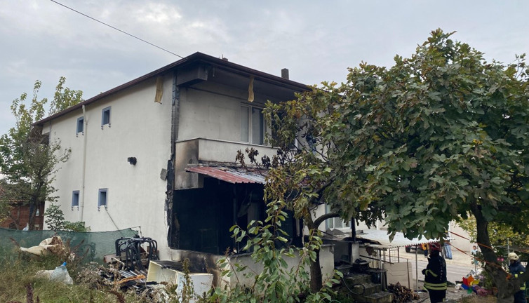 Kocaeli Derince'de kömür sobası evi yaktı