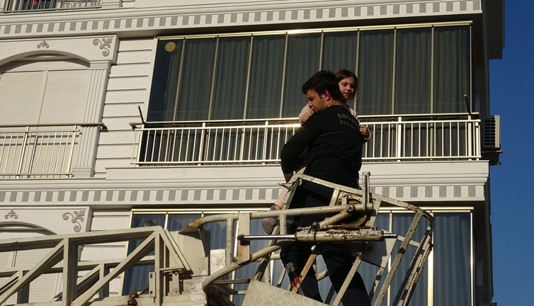 Evde mahsur kalan çocuklar itfaiye yardımıyla kurtarıldı