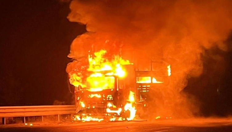 Seyir halindeki tır alev alev yandı (13 Kasım 2024)