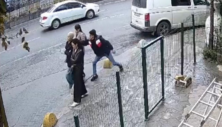 Kazakistanlı kadına kapkaç yaptı yaşından fazla suç kaydı çıktı