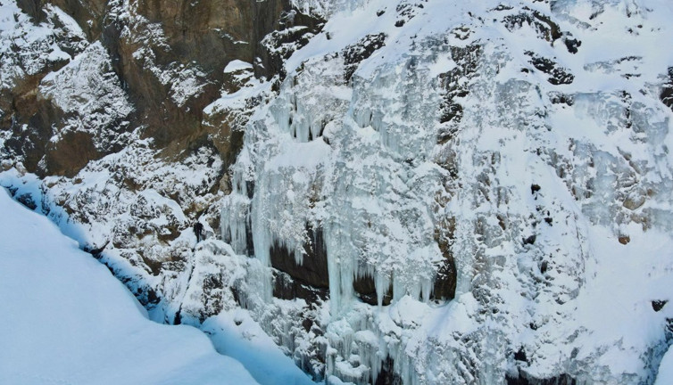 Hakkari'nin Dağları donan göl ve şelale ile büyüledi