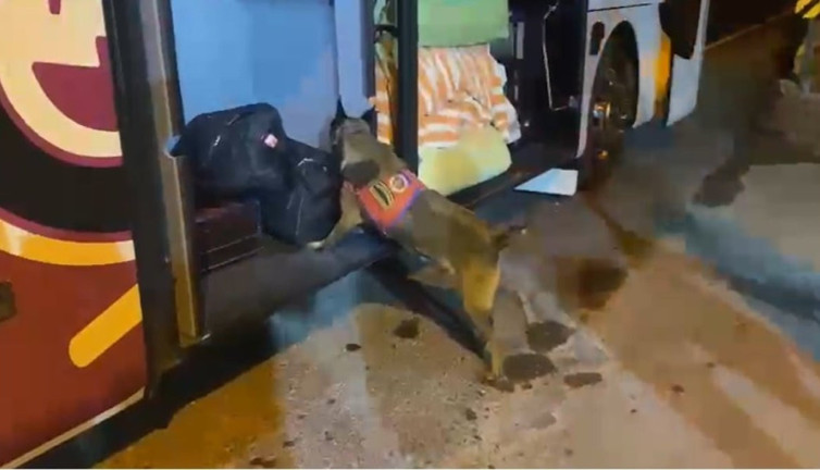 Yolcu otobüsünde bidonlara gizlenmiş uyuşturucuyu 'Zanka' buldu