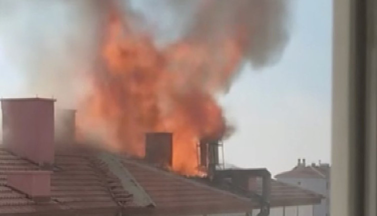 Aksaray’da 5 katlı apartmanın çatısı alev alev yandı