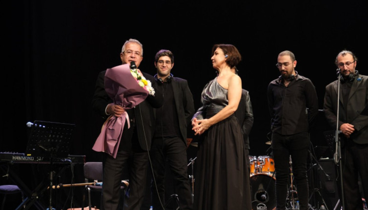 Feryal Öney ile türkü dolu gece! Bursalılara müzik ziyafeti yaşattı