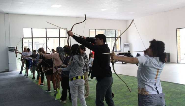 Depremzede çocuklar için okçuluk kursu açıldı