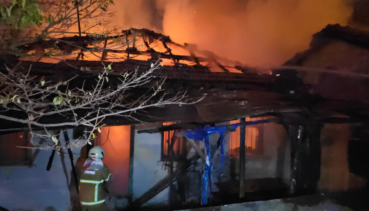 Soba yangınındn engelli genç son anda kurtuldu