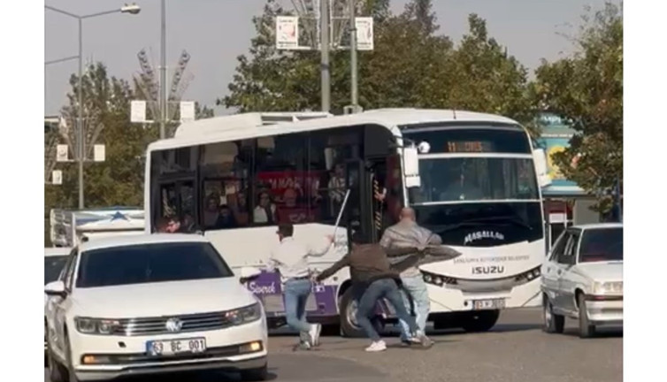 Şanlıurfa Siverek'te yolcu minibüsünün önünü kesip şoföre saldırılar! Tekme tokat ve sopalı kavga