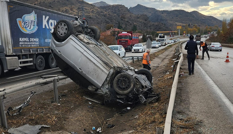 Takla atan otomobil hurdaya döndü