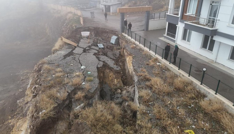 Ankara'da korkutan toprak kayması: Bina sakinleri geceyi sokakta geçirdi
