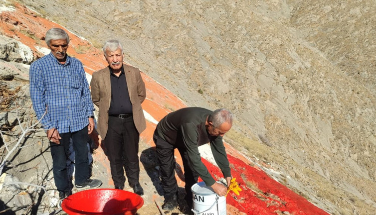 Elazığ’daki 400 metrekarelik kaya haritasını gönüllüler yeniledi