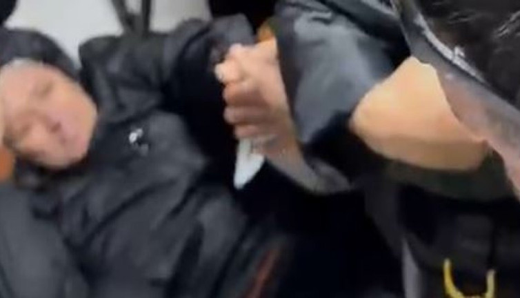 Ucuz ürün izdihamı birbirlerini ezdiler