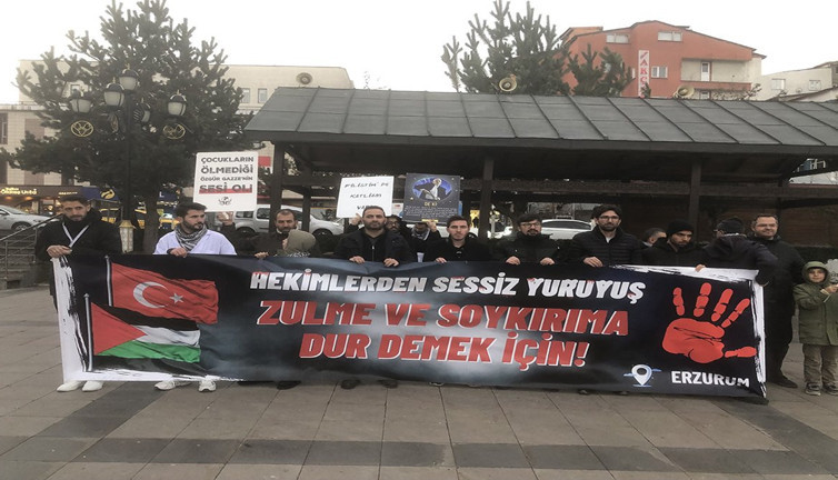 Erzurum'da sağlık çalışanları protestolarını devam ettirdi