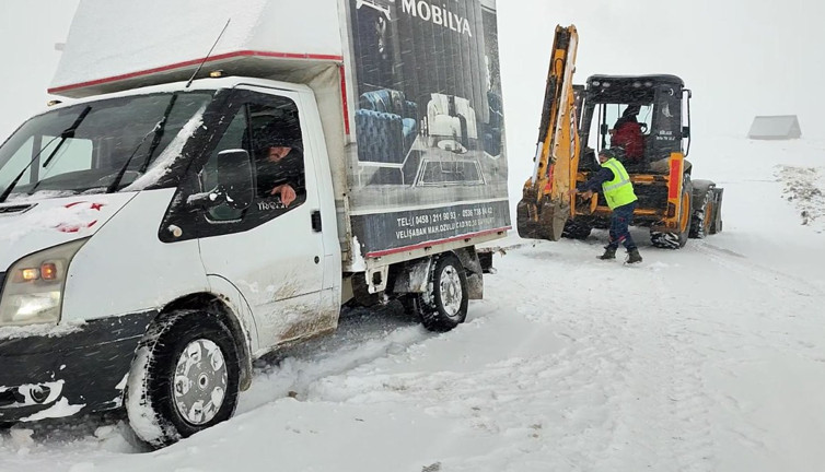 Bayburt'da kamyonet yolda kaldı, iş makinesiyle kurtarıldı