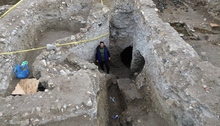 Depremin yıktığı evin 5 metre altında bulundu. Görenin ağzı açık kaldı