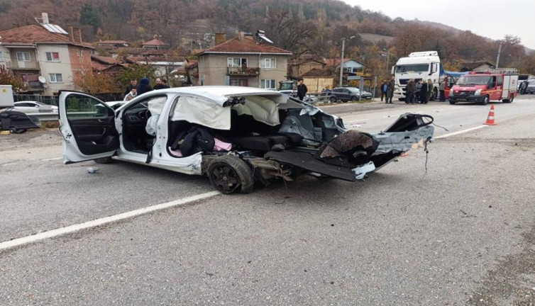 İki otomobil kafa kafaya çarpıştı. Anne ve kızı kahreden kazada can verdi