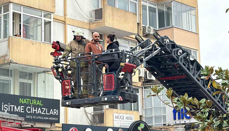 Beşiktaş’ta can pazarı: Mahsur kalan 10 kişinin yardımına itfaiye yetişti