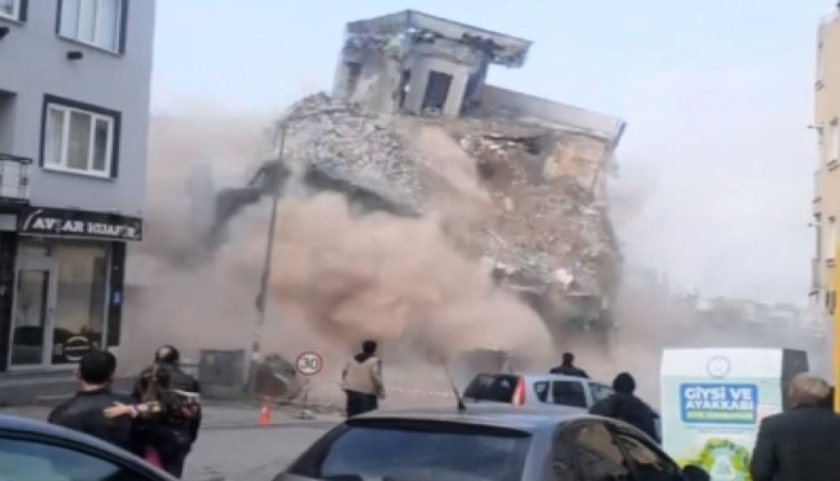 Bursa’da 5 katlı apartman böyle yıkıldı