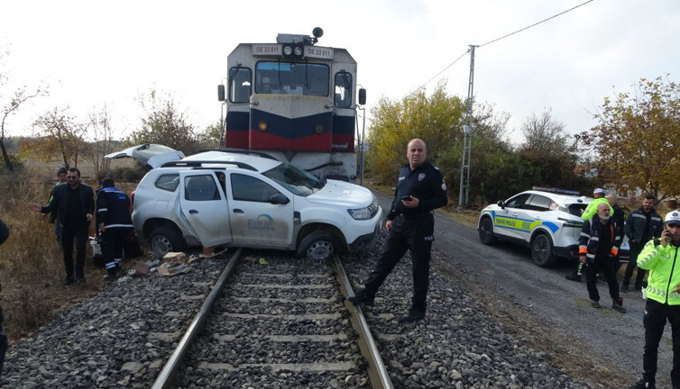 Malatya’da hemzenin geçitte kaza: Yük treni otomobile çarptı: 2 yaralı
