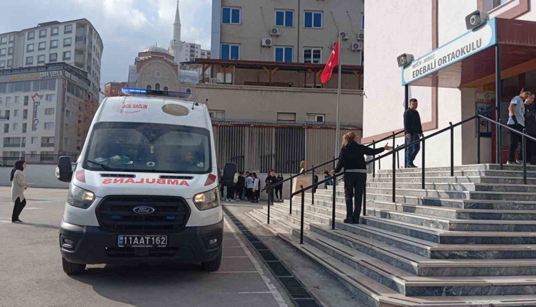 Öğretmen okuldaki merdivenden düştü