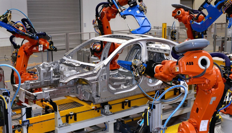 Ünlü otomobil devi logosunu değiştirdi. Şaşkınlık yarattı