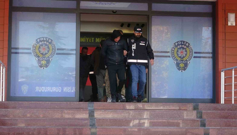 Isparta’da kaçak defineciler adliyeye getirildi