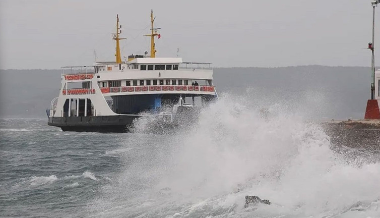 Bozcaada ve Gökçeada feribot seferlerine 'fırtına' engeli (20 Kasım 2024)