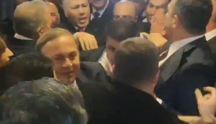 CHP'li vekillerden Yerlikaya'ya kayyum tepkisi... Bütçe görüşmelerinde arbede çıktı