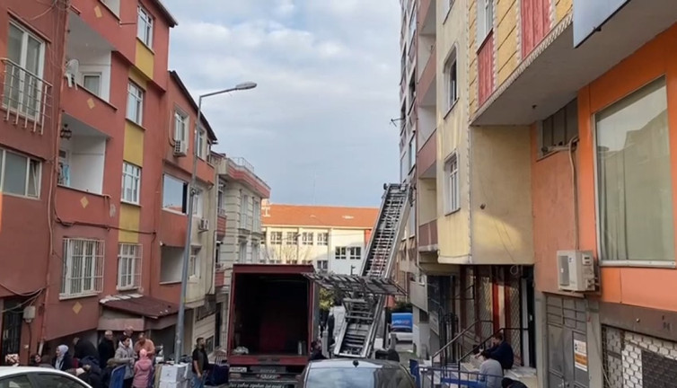 Küçükçekmece'de ağır hasarlı bina tahliye edildi