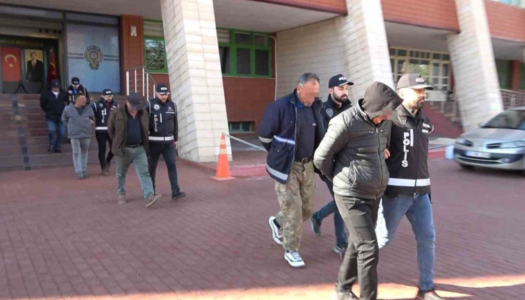 Isparta’da belediyeye ait yeleklerle kaçak kazı yapanlar tutuklandı