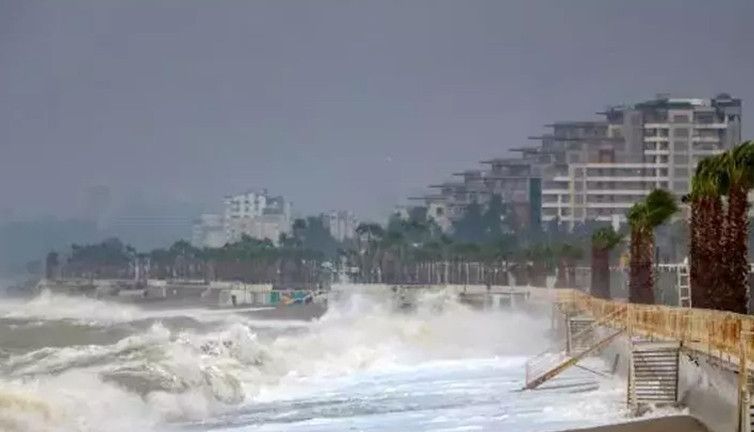 Antalya'da fırtına nedeniyle okullara 1 gün ara verildi