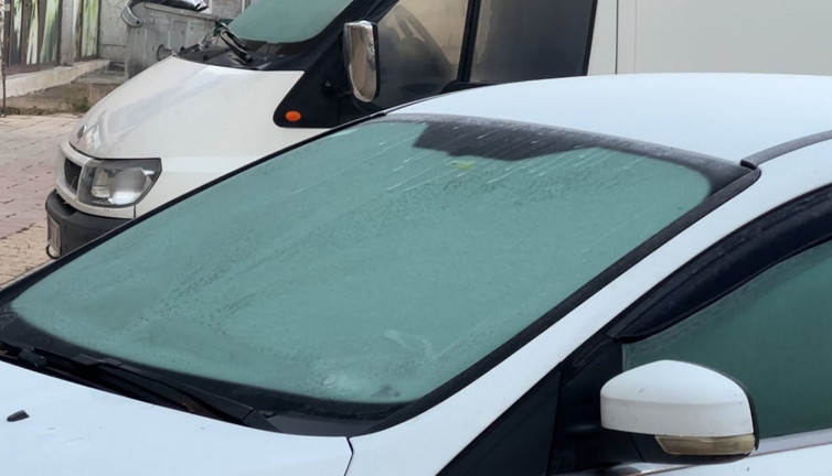 Hakkari'de araçların camları buz tuttu