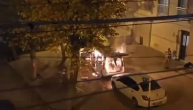 Bursa'da park halindeki ticari araç alev topuna döndü