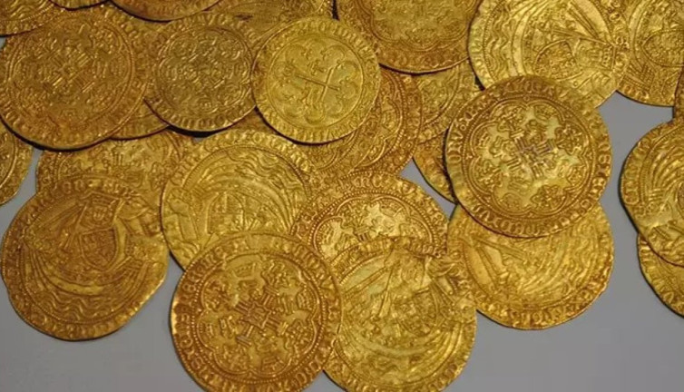 Avusturya'da tesisatçı köşeyi döndü: Tadilat sırasında 30 kilo altın para buldu