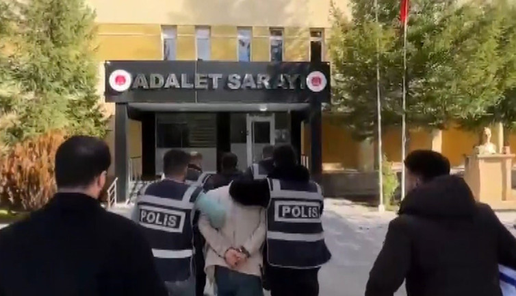 Köpek sahiplenmek isteyen kişileri dolandıran zanlılar yakalandı