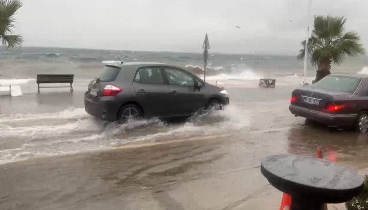 Deniz taştı caddeler göle döndü