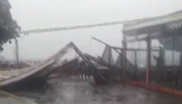 Rüzgar restoranların çatısını yıktı