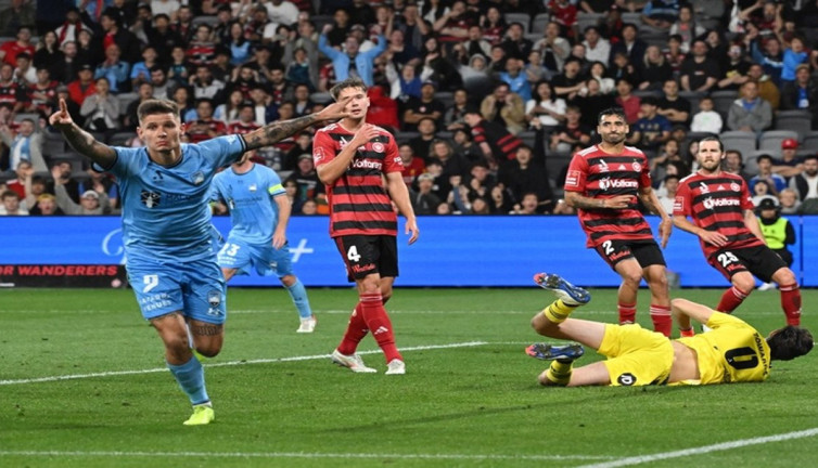 Altı gollü derbinin galibi Sydney FC oldu