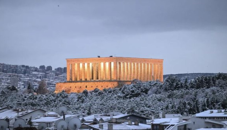 Ankara’da kar yağışı her yeri beyaza bürüdü: Anıtkabir'den muhteşem fotoğraf