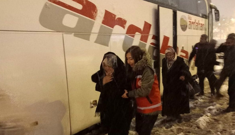 Erzincan’da kar ve tipide mahsur kalanlara seferber oldular