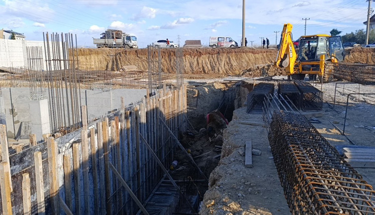 Antalya'da işçi inşaatın altında kaldı