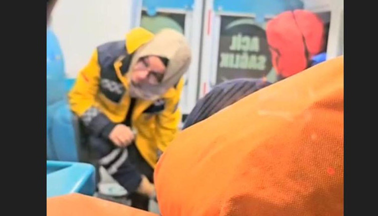 Acil tıp teknisyeni, yalın ayaklı çocuğa kendi çorabını giydirdi