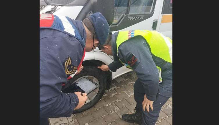 Evre’de jandarma okul servis araçlarını denetledi