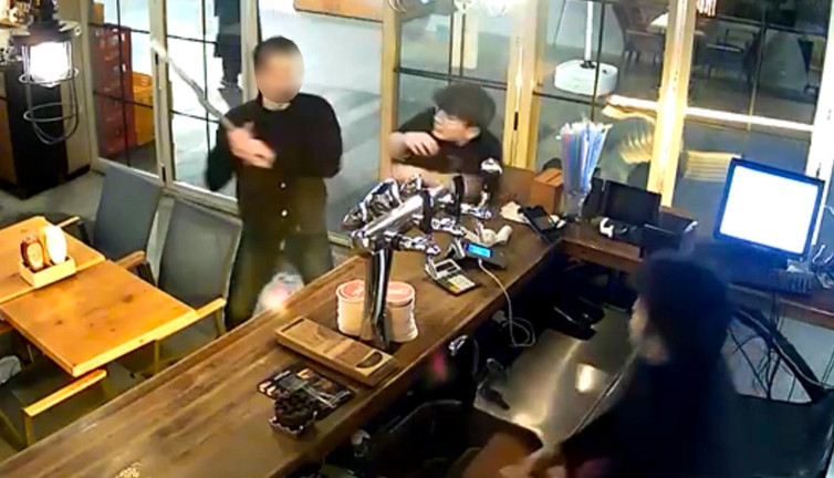 Maslak’ta eski çalışan, işyerindekilere ağaç dalıyla saldırdı