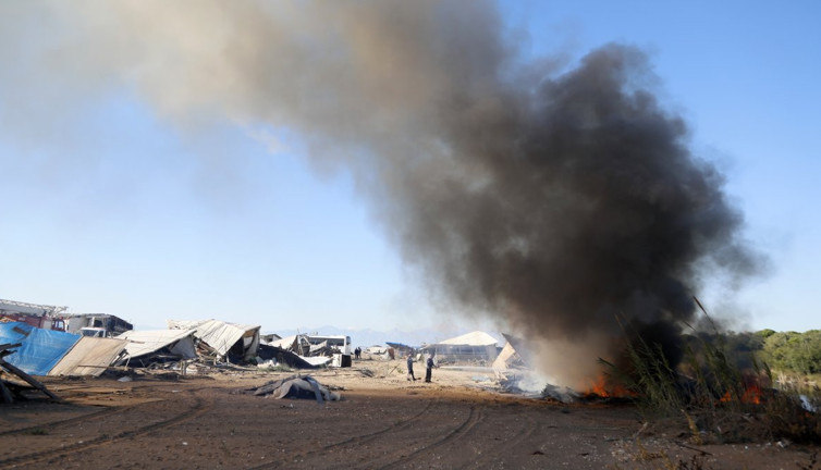 Antalya'da deniz kaplumbağalarının yuvalama alanı olan deniz çardakları yıkıldı