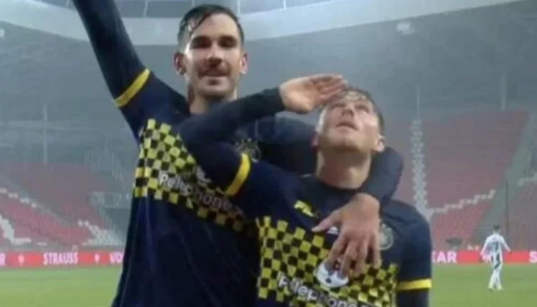 Maccabi Tel Avivli futbolcudan skandal hareket! İsrail bayrağını gösterip asker selamı yaptı