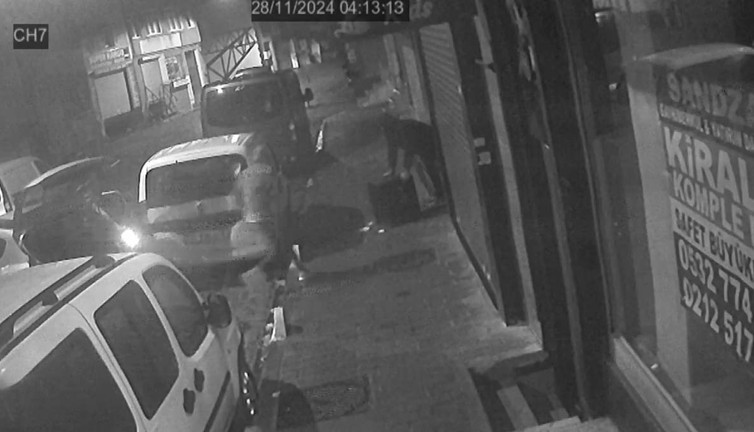 Fatih'te işyerinin kepengini kestiler: İçerisinde 110 bin dolar bulunan kasayı böyle götürdüler